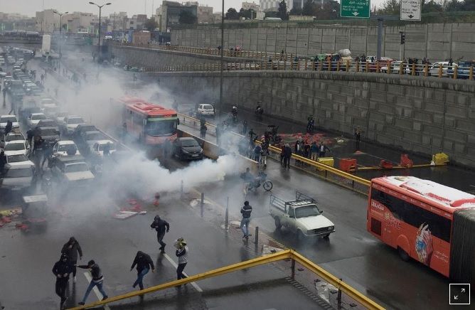 Scumpirea neașteptată a benzinei și motorinei a aprins fitilul protestelor în Iran