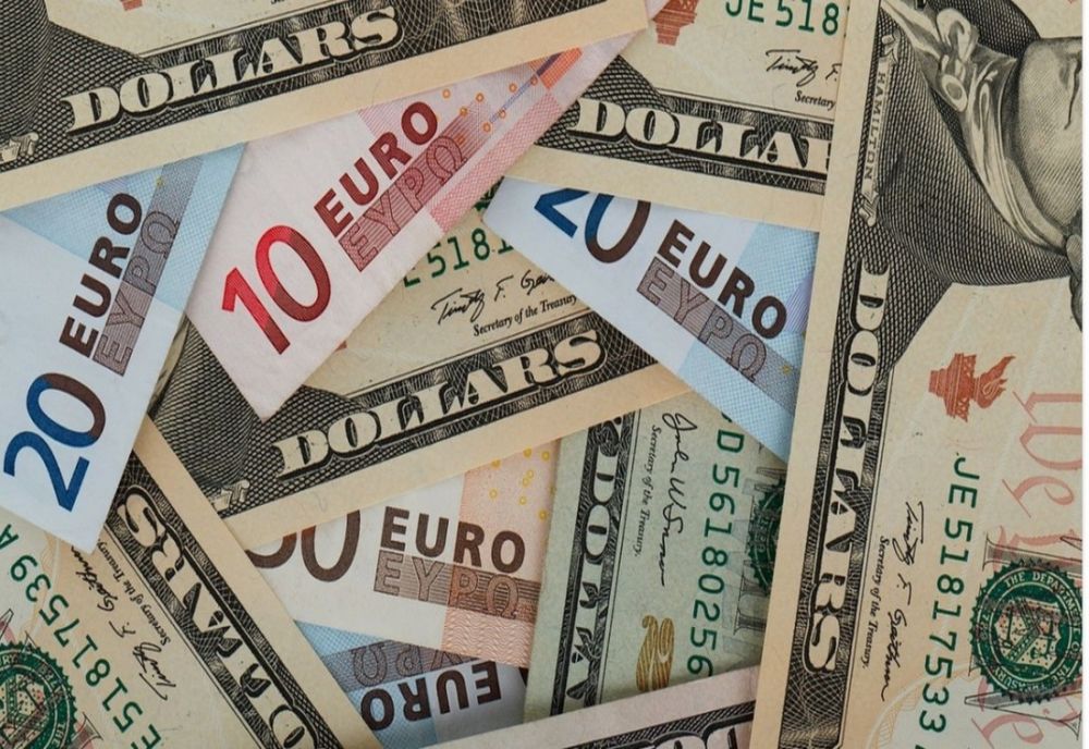 Leul în picaj. Moneda euro se apropie de maximul istoric