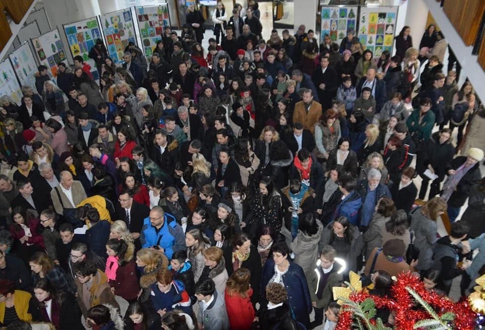 85% dintre elevii de liceu din România își pun bani deoparte