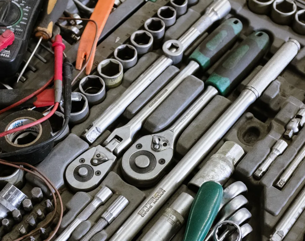 Ce scule nu trebuie să lipsească din arsenalul unui șofer? (P)