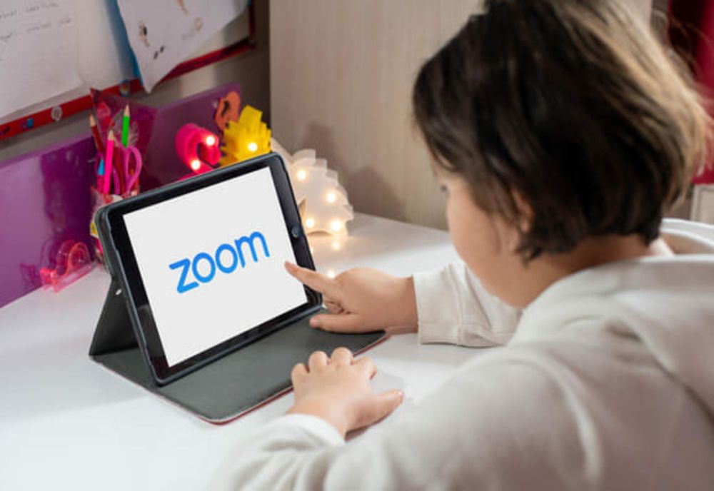 Sondaj: Aproape jumătate din angajații români care au copii vor ca școla să se desfășoare normal