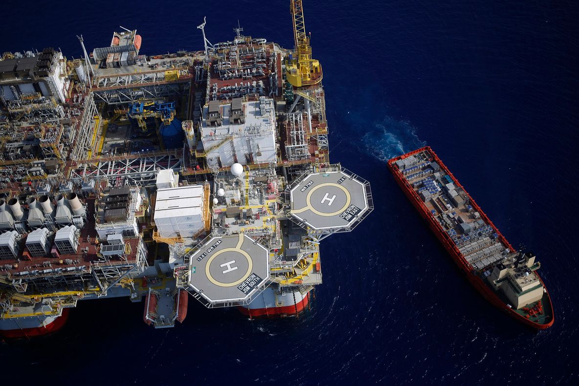 Prima mare "captură" pe timp de criză: Chevron a cumpărat Noble Energy, ale cărei pierderi sunt dublul valorii de piață