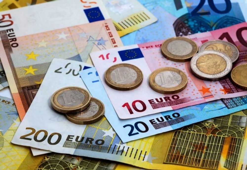 Euro, un nou RECORD ISTORIC. Pragul psihologic de 5 lei, tot mai aproape