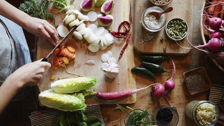 Studiu: Cum a schimbat pademia obiceiurile culinare ale românilor. Mai mult gătit acasă, mai multe provizii