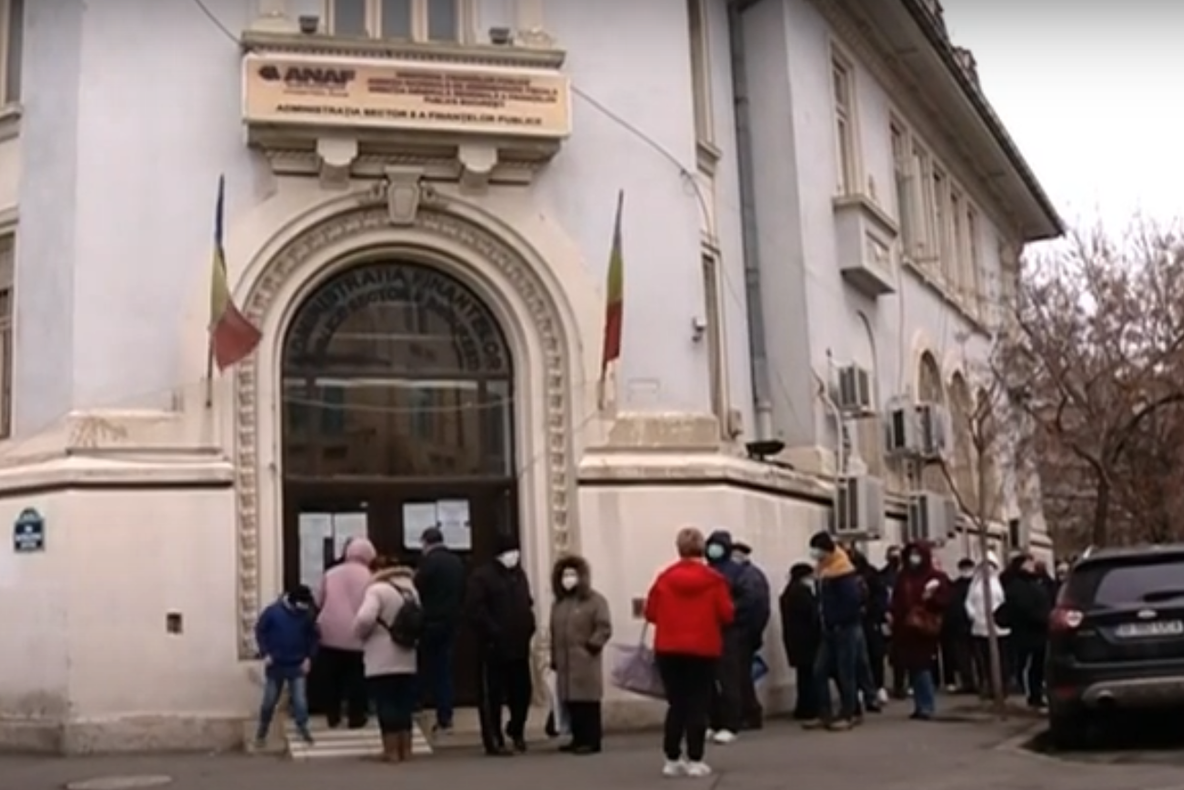 Ministrul Finanțelor anunță CONTROL intern după cozile de la ANAF din București. Ce spune Alexandru Nazare despre nerespectarea regulilor în plină epidemie