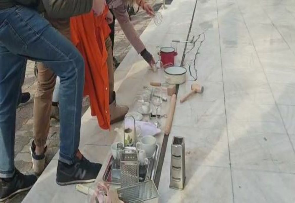 Cratițe, tigăi, ibrice, căni și farfurii, pe treptele Palatului Administrativ din Timișoara: protest HORECA inedit