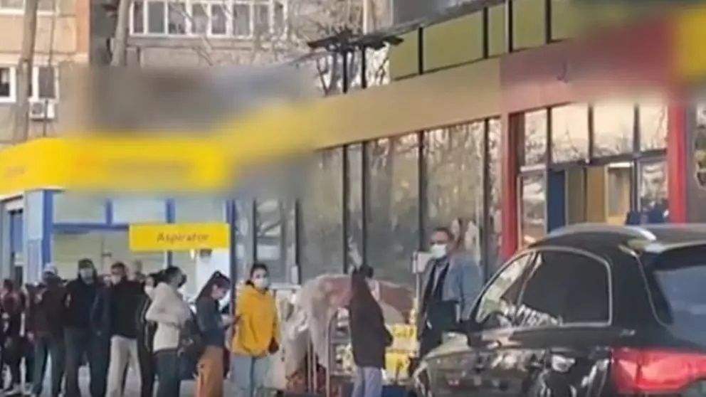 VIDEO Cozi uriașe la benzinării după închiderea magazinelor la ora 18:00. Oamenii au făcut cumpărături la suprapreț