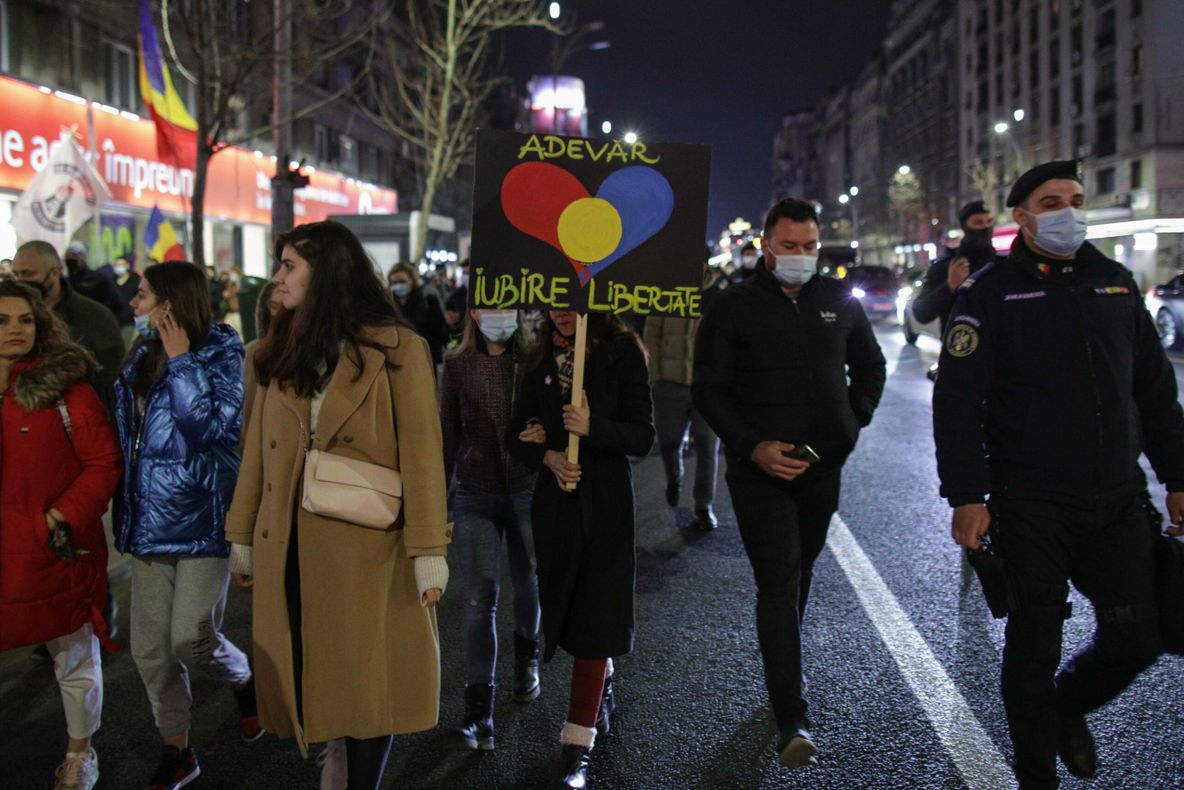 Românii după un an de pandemie: furioși, dezamăgiți și nemulțumiți de venituri