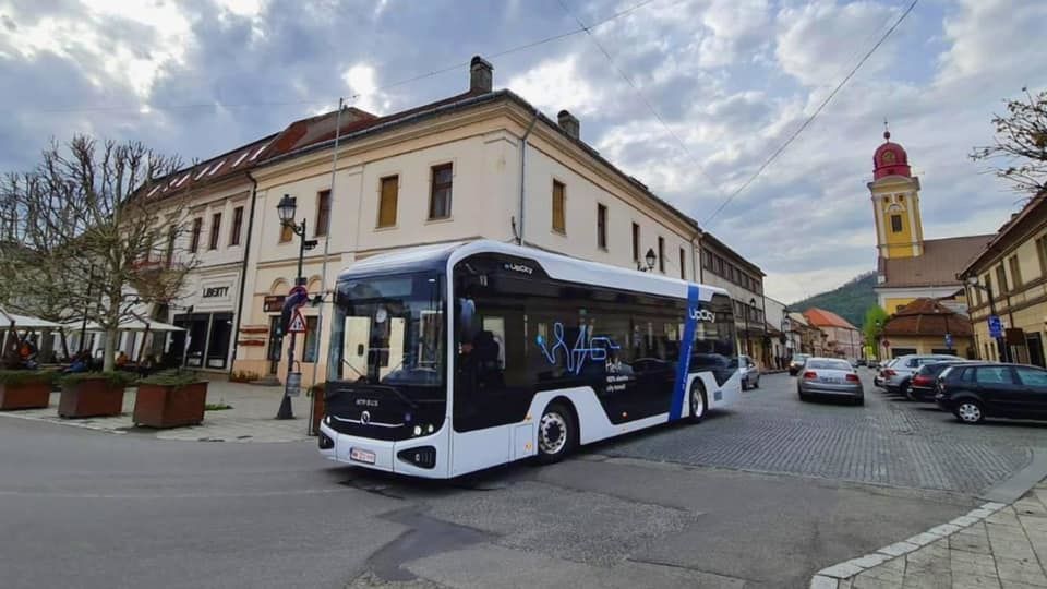 FOTO | Primul autobuz electric fabricat în România a ieșit pe străzi