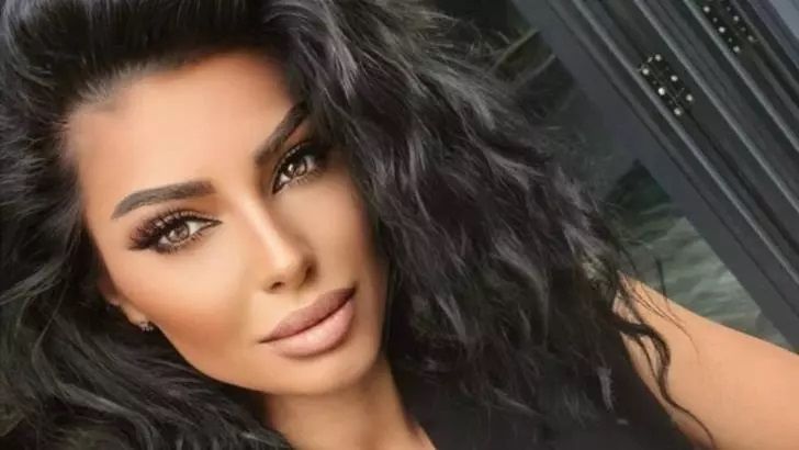 Dansatoare din buric, angajată pe un post călduț într-o companie strategică. Un make-up artist are grijă de sistemul energetic