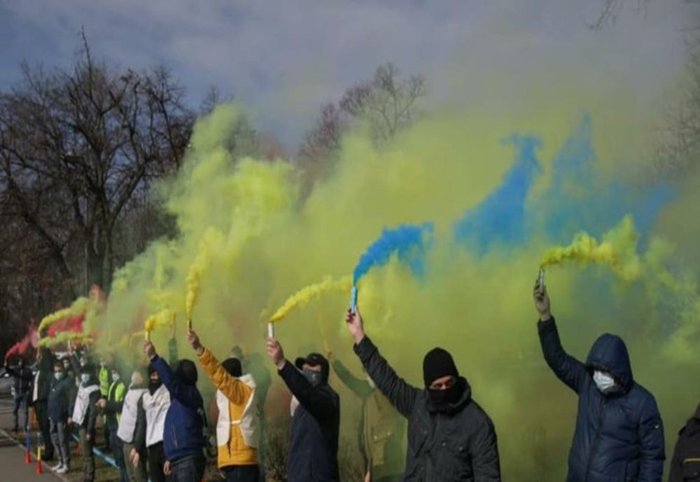 Protest în Capitală, cu huiduieli și fumigene: 5.000 de sindicaliști acuză Guvernul că „a abandonat românii”