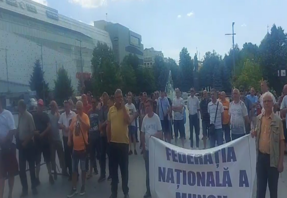 Angajaţii termocentralelor, protest în faţa Prefecturii Dolj