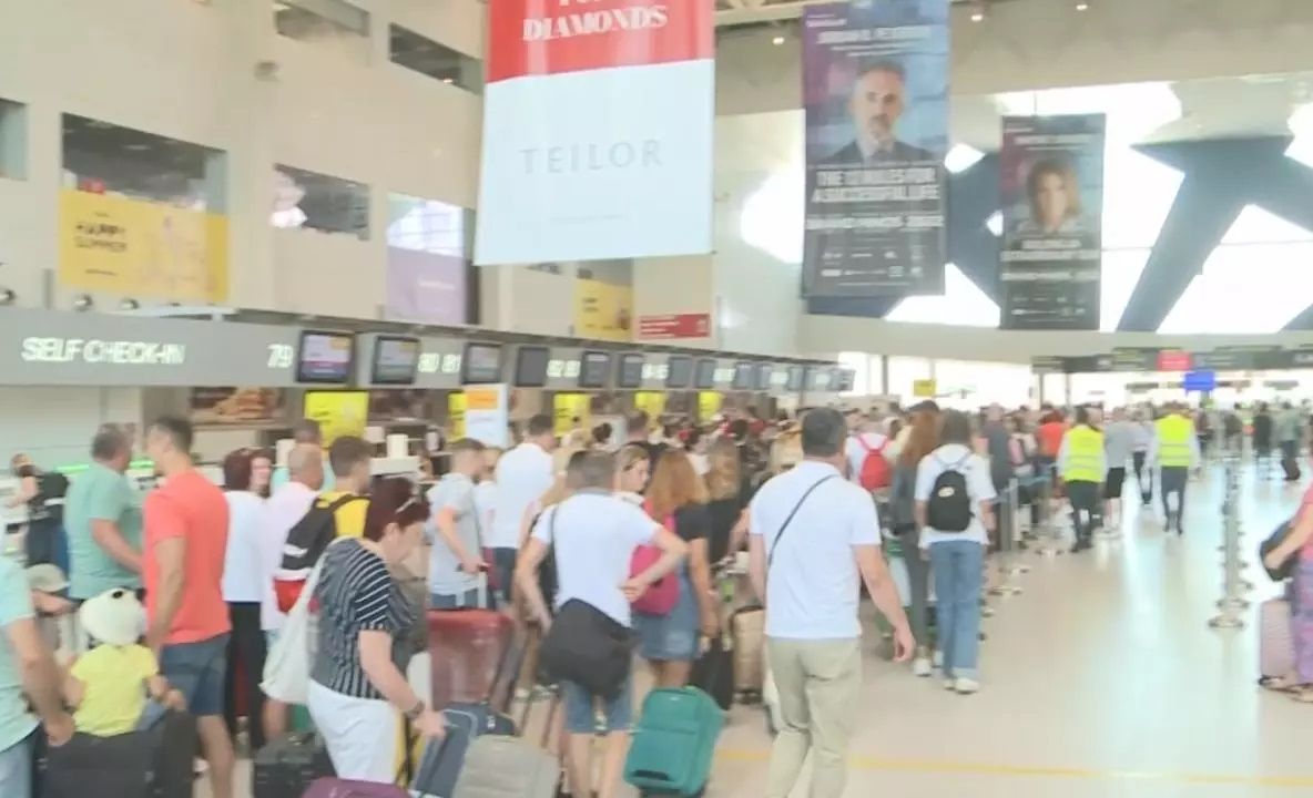 Haos pe Aeroportul Otopeni, probleme de planificare la peste jumătate din curse