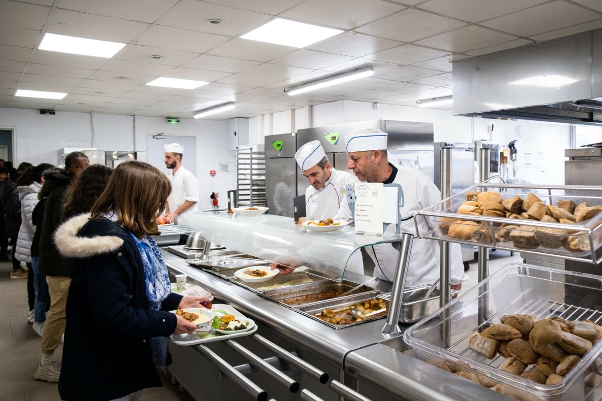 Se scumpesc CONCEDIILE. Sucurile, masa la restaurant, cazarea, alcoolul și țigările vor costa mai mult de la 1 iulie