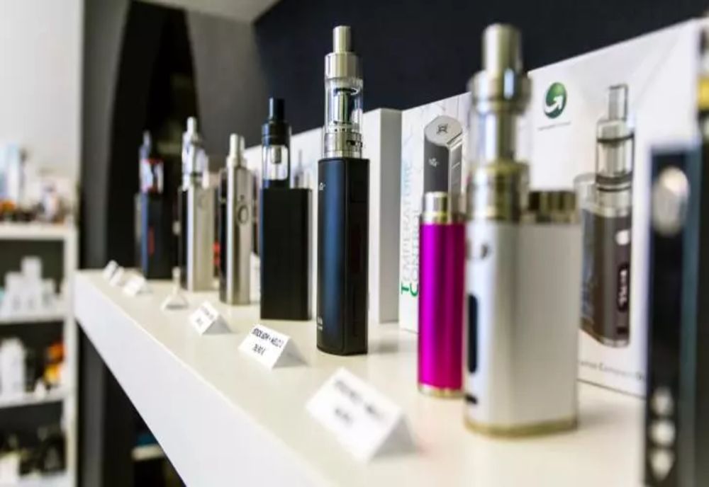 Reguli noi pentru vânzarea țigărilor electronice: etichete pentru cele cu arome