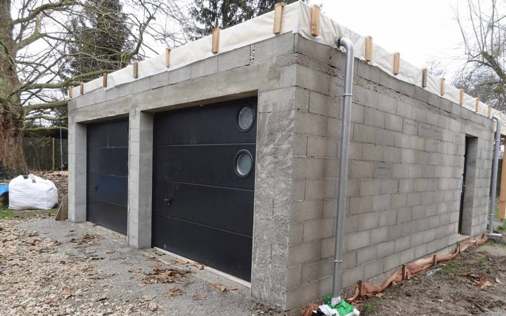 Modificare a legislației în construcții. Nu se mai cere un maldăr de hârtii pentru un garaj sau o toaletă în curte