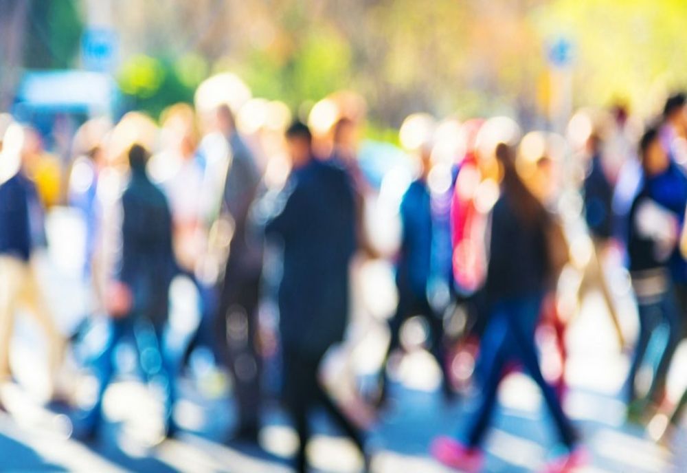 Angajații vor putea fi plătiți cu salariul minim cel mult 2 ani. Cum se schimbă veniturile românilor în urma directiviei europene?