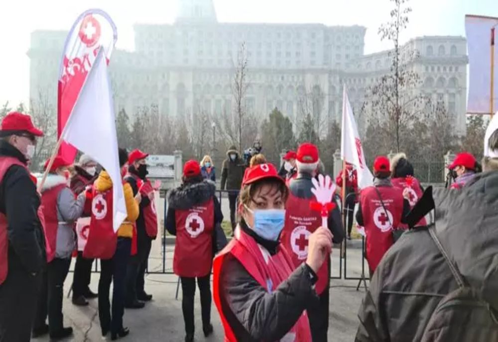 Guvernul Bolojan vrea să le taie salariile cu 10% angajaților din Sănătate. Sindicaliștii anunță grevă generală și proteste în toată țara din cauza măsurilor draconice