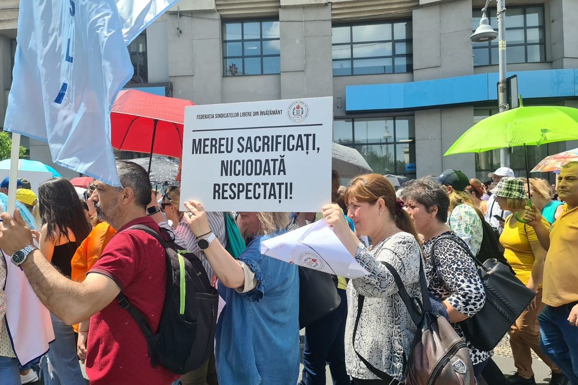 Cum îi păcălește statul pe greviști cu noua ordonanță. Categoria de angajați din educație care NU va primi cei 400 de lei promiși de Guvern