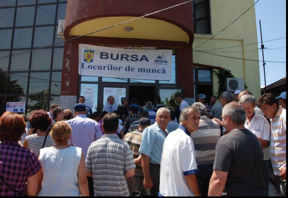 Multă lume la Bursa Locurilor de Muncă, puțini oameni angajați pe loc