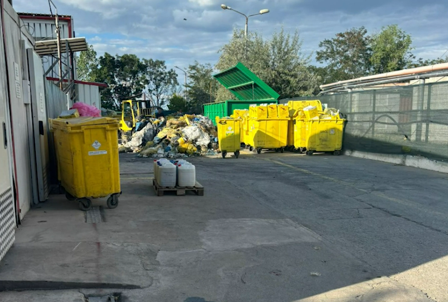 Bombă ecologică, la marginea Capitalei. SURSE: Ponta și Tărău, în spatele firmei! Munți de deșeuri periculoase zac în soare!