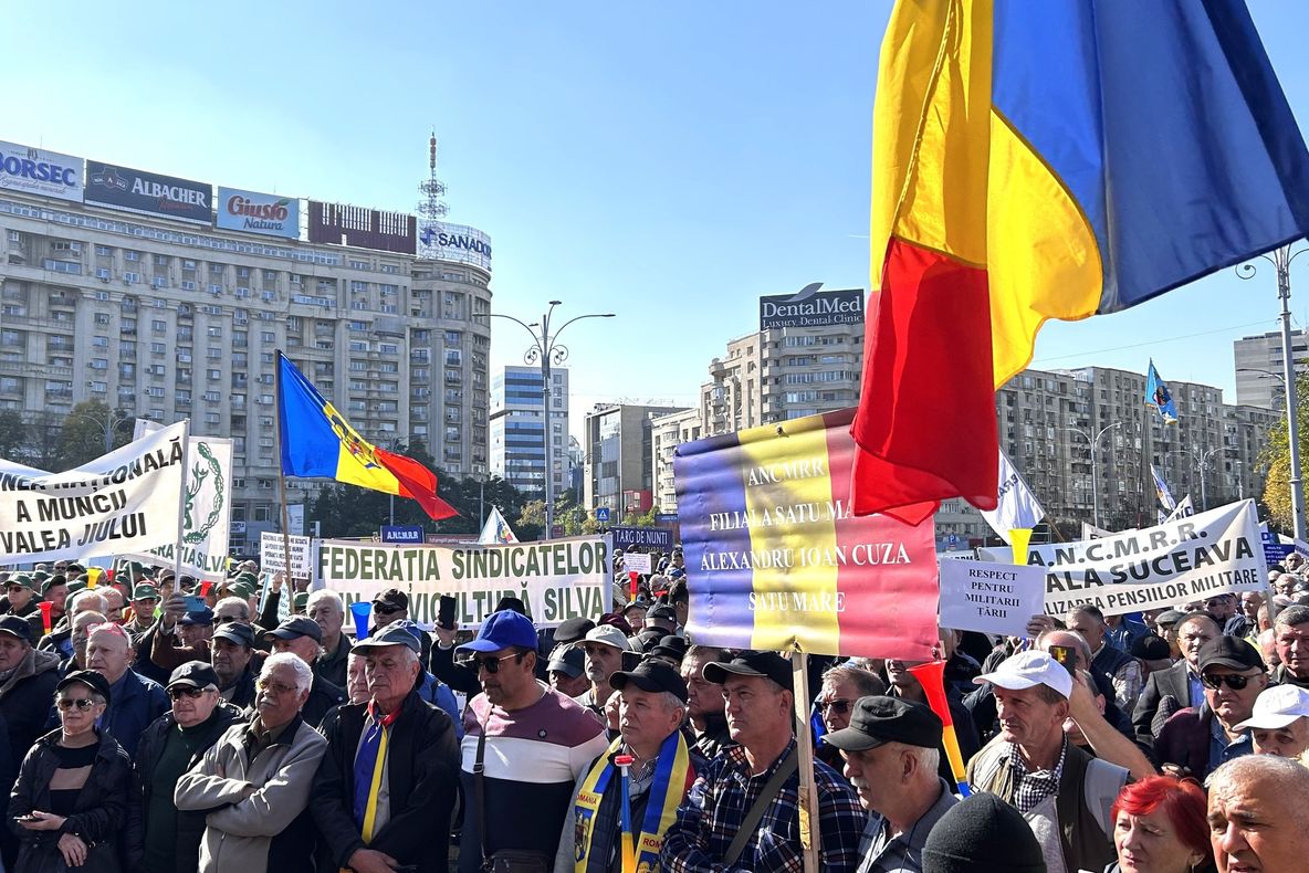 Protest uriaș în fața Guvernului, din cauza pensiilor și salariilor, în plin scandal al alegerilor