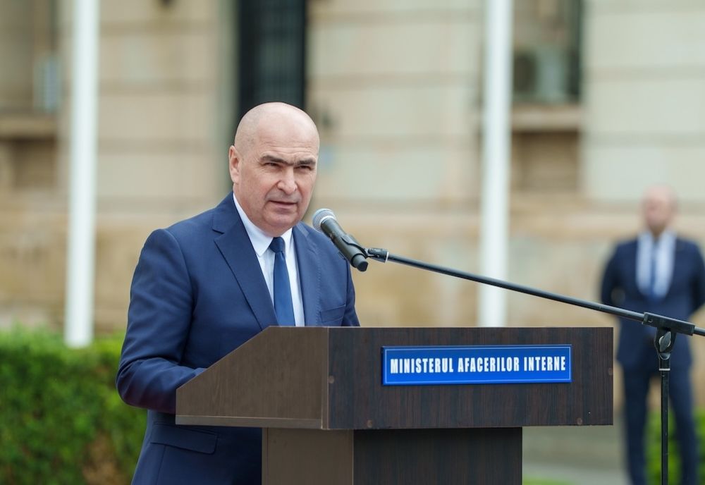 Ipocrizia lui Bolojan, scoasă la iveală în ziua în care românii intră oficial în zodia sărăciei. Șeful guvernului taie și spânzură în numele austerității, dar are 18 consilieri