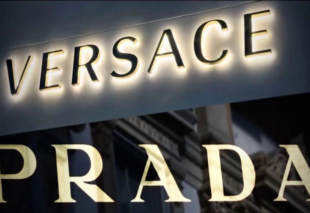 Tranzacția anului în industria modei: Prada ar fi cumpărat Versace pentru 1,37 miliarde de dolari. Ce se întâmplă cu numele?