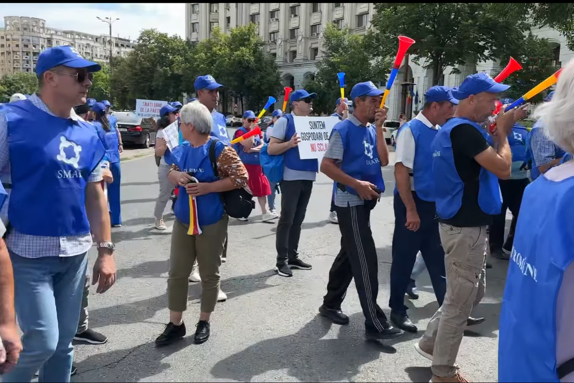 Protest la ușa Ministerului Mediului, angajații afectați de tăierea sporurilor își strigă revolta. Ce a făcut ministrul rezist Diana Buzoianu - VIDEO