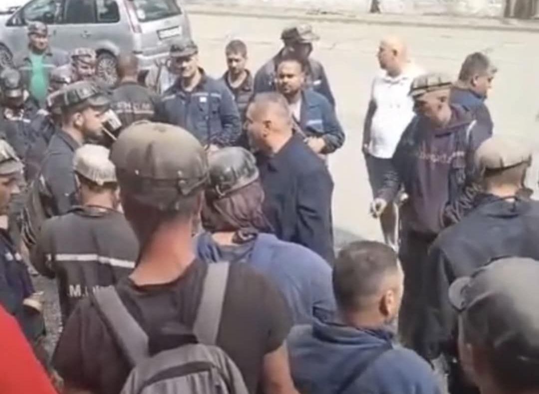 Situație critică în Valea Jiului. Minerii s-au blocat în subteran, pentru că n-au primit salariile, directorul general a demisionat în fața protestatarilor - VIDEO