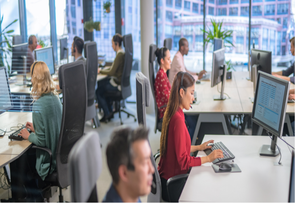 Când tehnologia întâlnește empatia: viitorul serviciilor de Call Center în era AI și comunicării Omnichannel