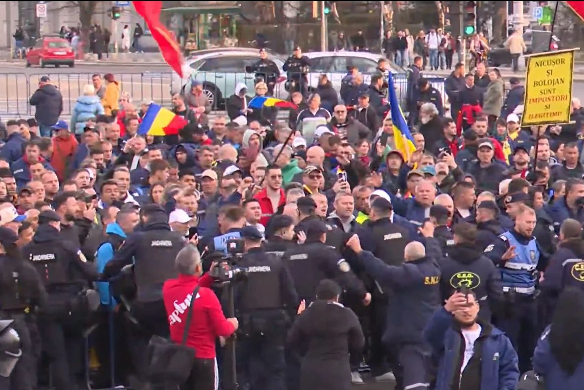 Ciocniri între jandarmi și mineri în fața Guvernului, după eșuarea discuțiilor cu Bolojan. Mai mulți protestatari au fost ridicați, s-au folosit gaze lacrimogene. Reacția Jandarmeriei - VIDEO 