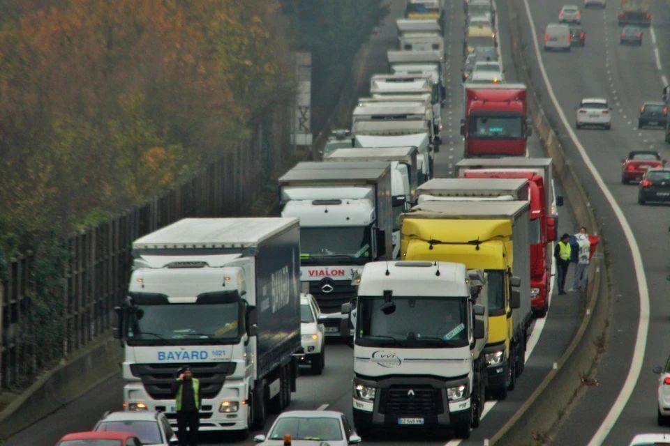 Val de proteste ale transportatorilor francezi, din cauza scumpirii carburanților. Centura Parisului, aproape blocată de autocare și TIR-uri