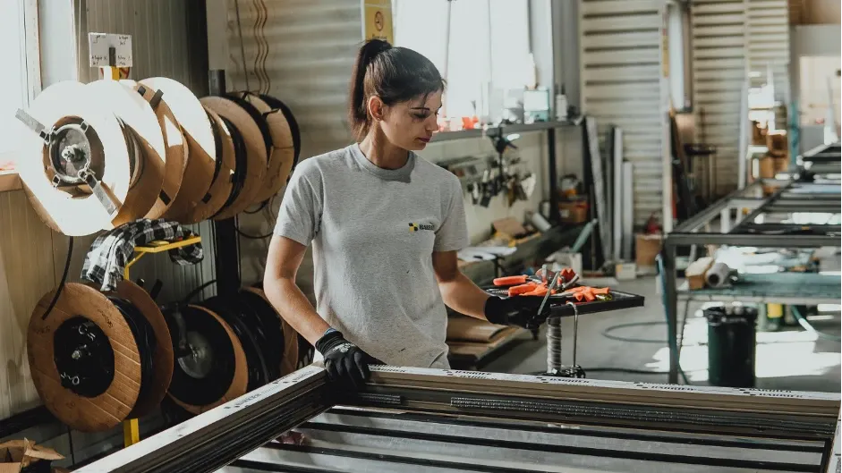 Facturi mai mici, confort mai mare. Cum ferestrele și ușile eficiente energetic reduc costurile de încălzire și răcire