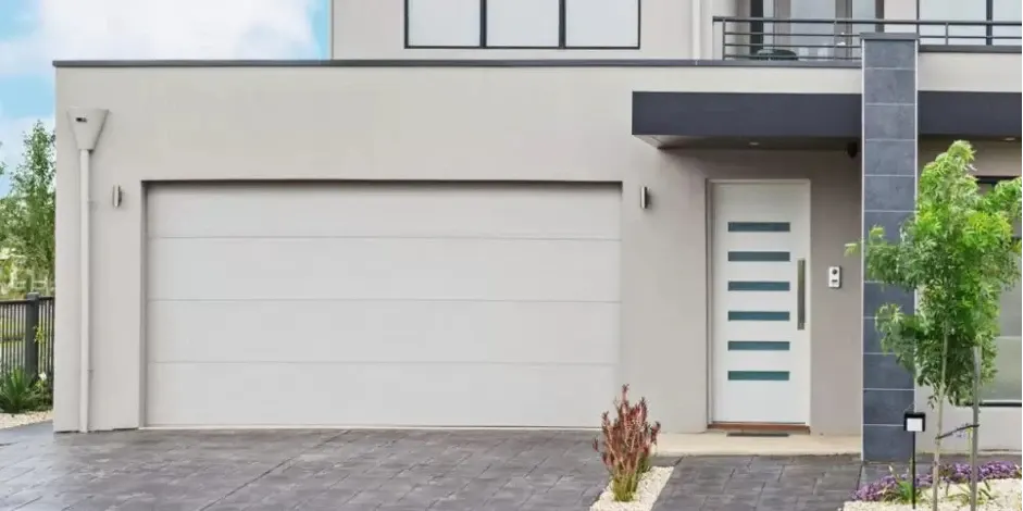 Cum alegi ușa de garaj și rulourile potrivite: combină protecția, izolarea și ușurința în utilizare