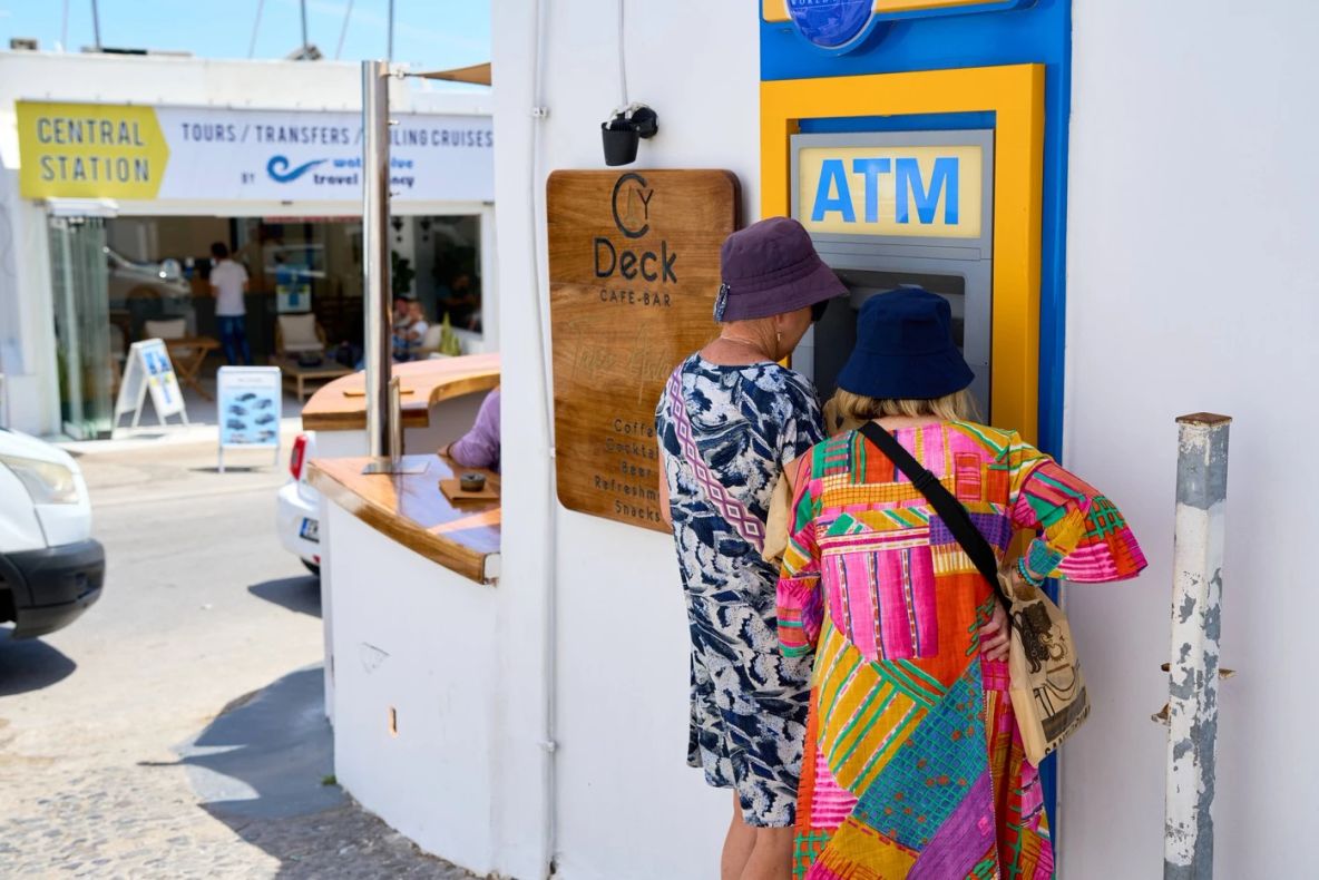 Grecia interzice plățile în numerar peste pragul de 500 de euro și impune amenzi severe