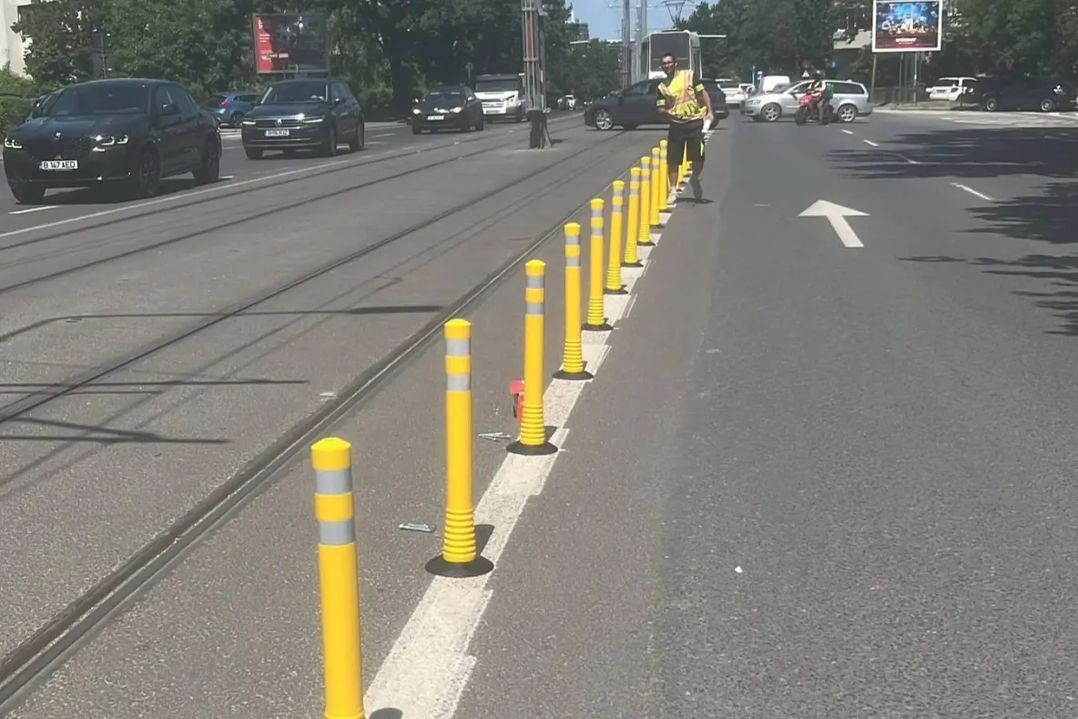 Soluția de avarie pe Linia 5. Primăria Capitalei montează 5.000 de stâlpișori din cauciuc, după ce a „uitat” să prevadă separatoare în proiectul inițial