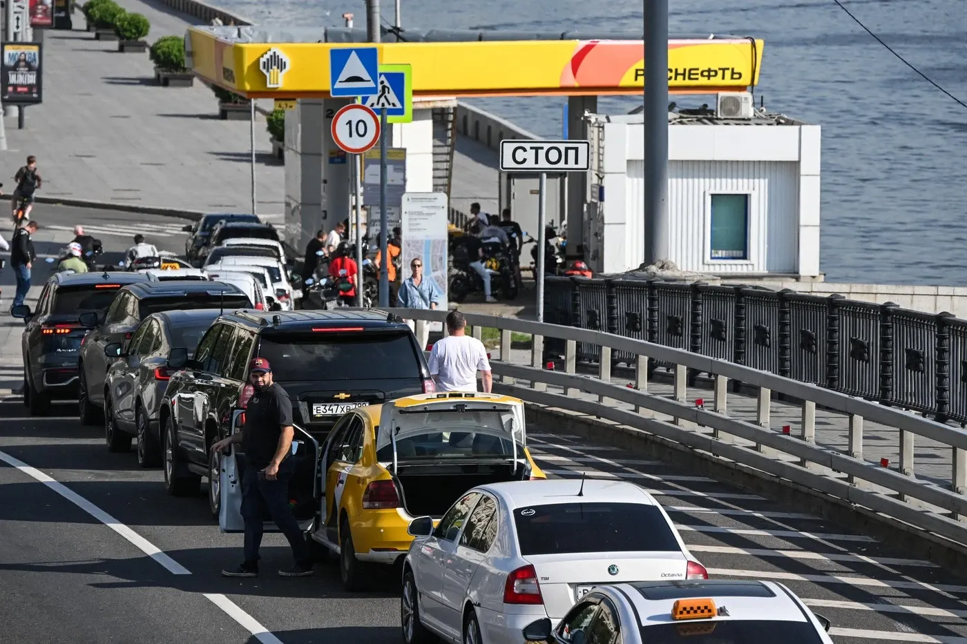 Sătui să stea la coadă pentru carburanți, tot mai mulți ruși își cumpără mașini electrice chinezești