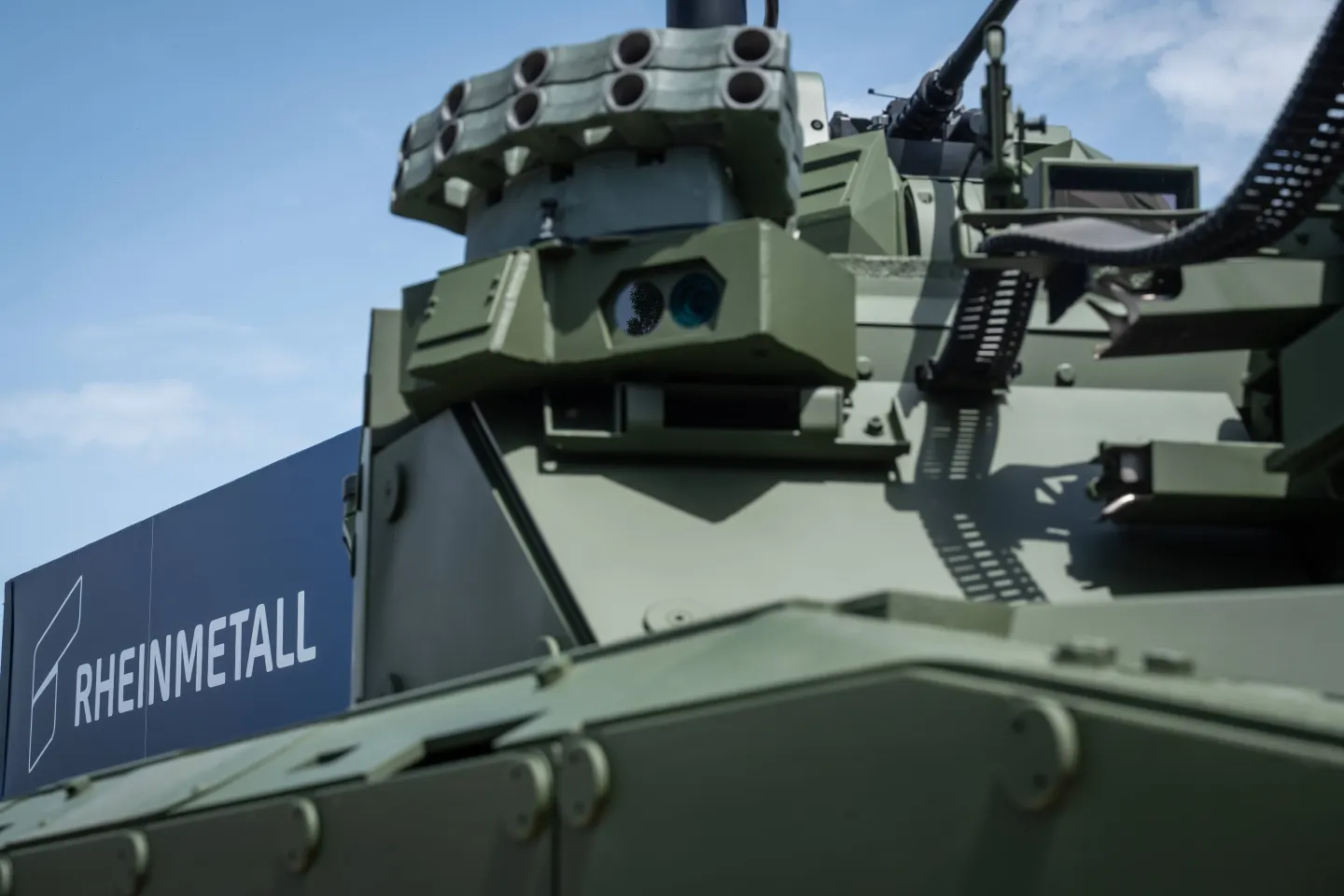 Afacerea SAFE: Rheinmetall, ales de guvernul Bolojan înainte ca legea să existe. Contracte de miliarde de euro, transparență zero
