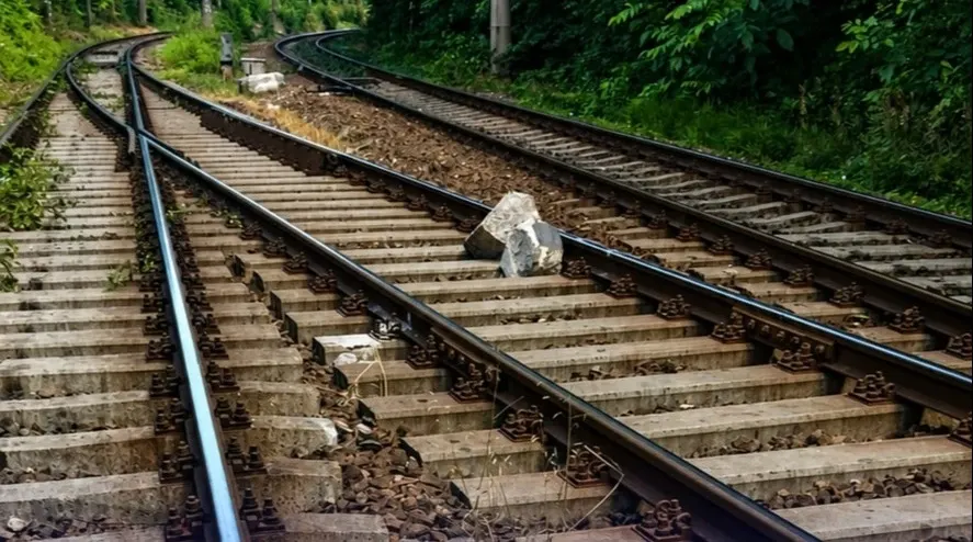 Alertă pe calea ferată la Petroșani: placă de beton și un dispozitiv de macaz, găsite în calea unui tren de marfă