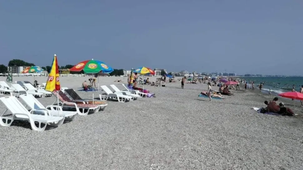 Alertă pentru sezonul estival. Șezlongurile nu mai pot fi puse oricum! Noile reguli impuse de Ministerul Mediului