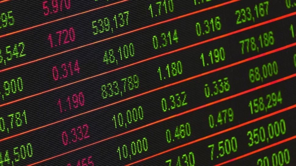 Crizele politice și cursul valutar: demisia lui Ciolacu, cel mai puternic șoc al ultimului deceniu. Ce riscuri aduce actualul context – ANALIZĂ