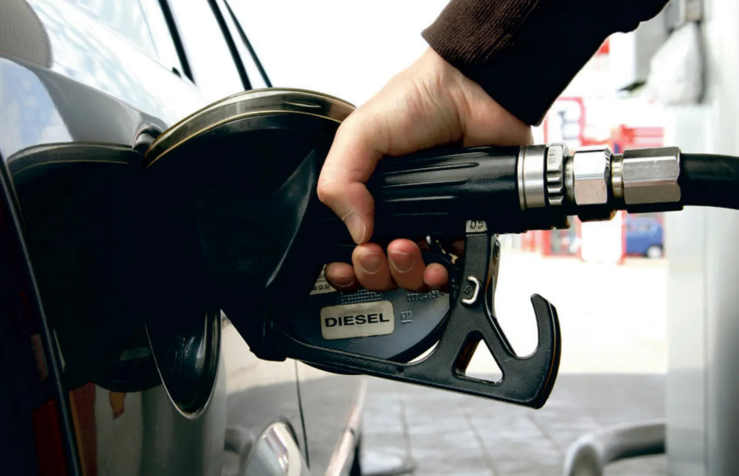 Lovitură pentru șoferii români: petrolul se scumpește, iar motorina trece de 1.450 de dolari pe tonă