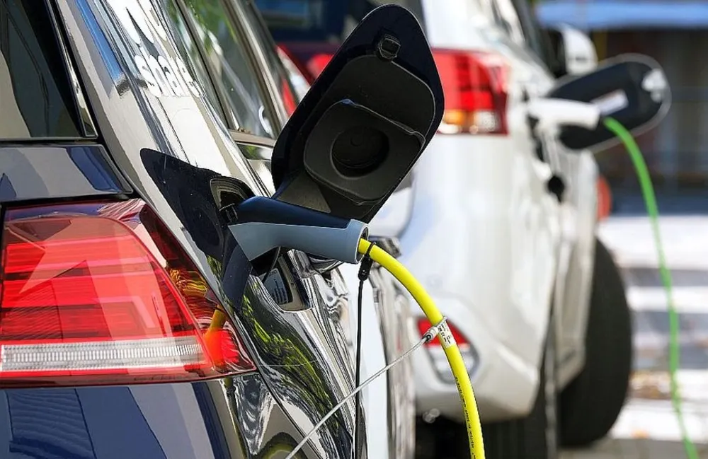 Piața mașinilor electrice din România încetinește. MG4 urcă pe primul loc, iar Tesla pierde teren