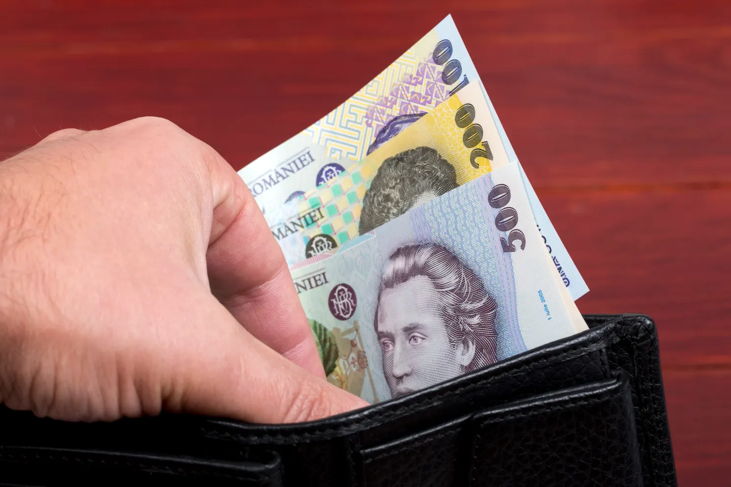 „Vara compromisurilor financiare”. Cum îşi cheltuiesc românii banii în plin sezon estival
