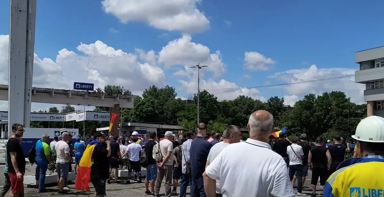 Protestul disperării la Șantierul Naval Galați. Oamenii au primit doar 500 de lei pentru luna mai – VIDEO