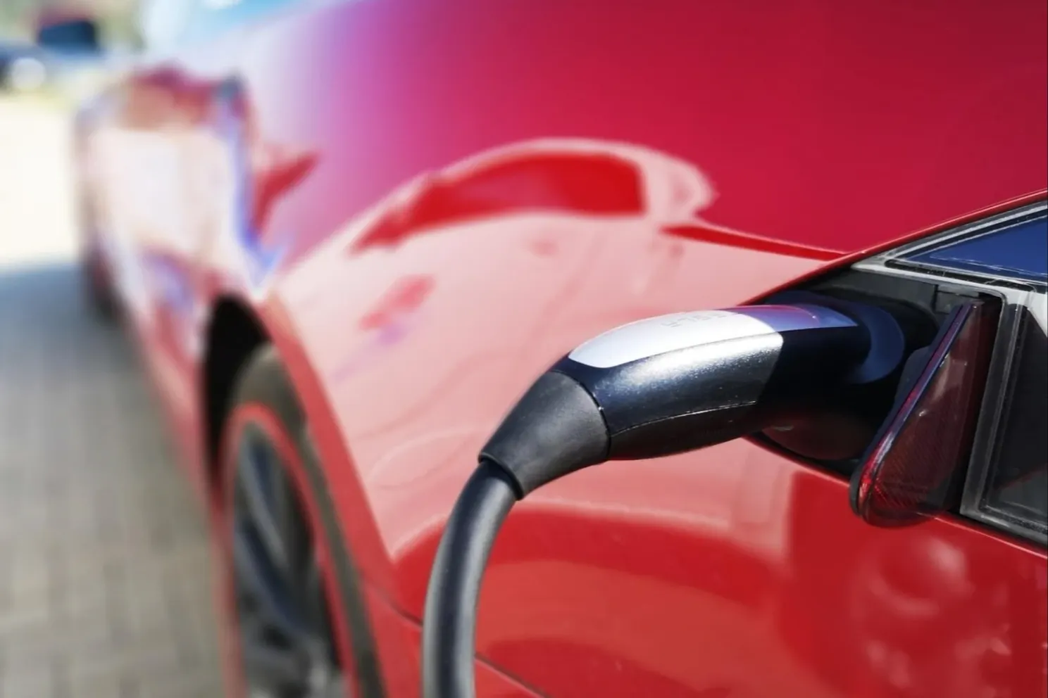 Criza carburanților schimbă calculul pentru șoferi. Cât costă un kilometru cu o mașină electrică în România