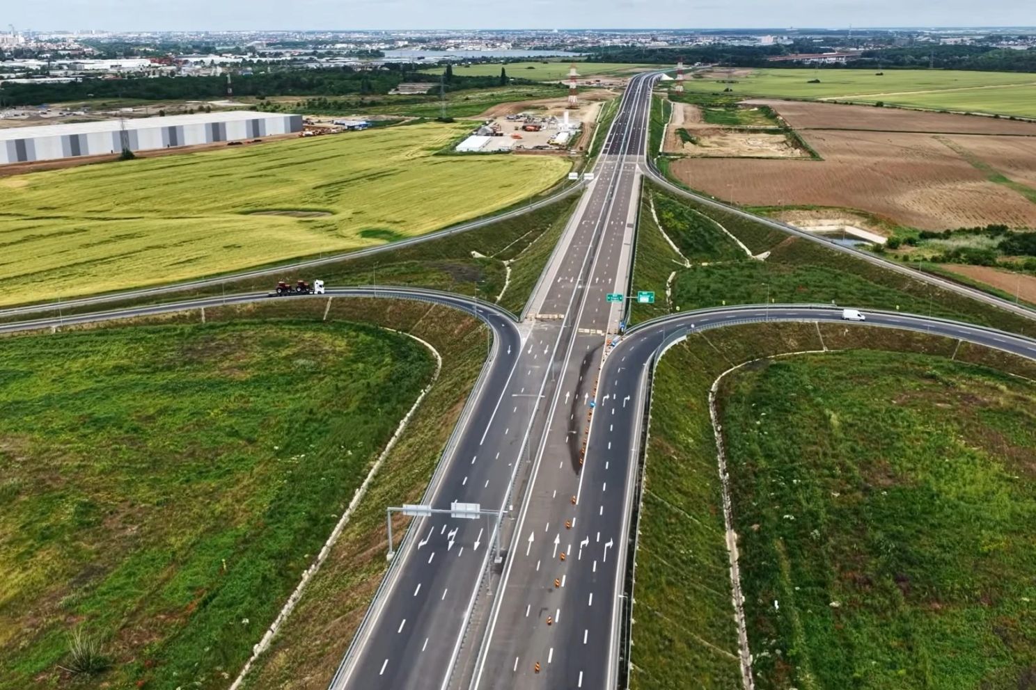 Infrastructură „românească”: Bucata de autostradă care se termină în câmp!
