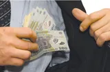 Majorare infimă a salariului minim în plin val de scumpiri. Angajatorii, loviți de taxe mai mari