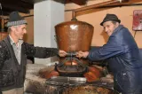 Lovitură uriașă pentru românii care fac țuică acasă. Legea care-i scutea de taxe s-a modificat în defavoarea lor
